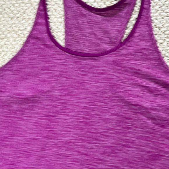 Lululemon fuchsia lightweight dolphin hem, racer back workout tank Size Medium - Picture 5 of 6